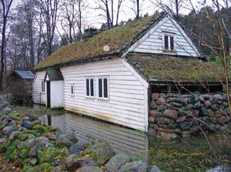 bruke både tukting og skorer for å få traseringa rett. Til slutt blir muren pinnet etter behov.