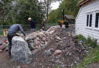 Murens fundament er en drenert pukkfylling, tilsvarende som for støttemuren. Slik utnyttes et behov for å håndtere overflatevann i tunet.