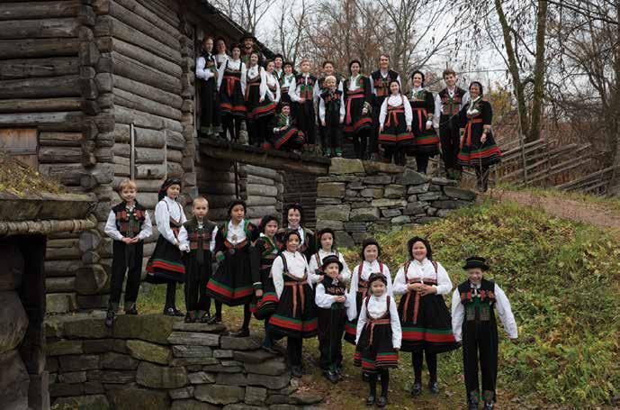 Bunadene på bildet er de samme som Norsk Folkemuseums dansegruppe aktivt benytter i dag, skjønt gruppen har flere og nyere drakter i tillegg.