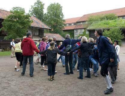 På bildet til venstre ser vi besøkende som danser sammen med tunverten i Telemarkstunet, på bildet til høyre lar Bærum Spellemannslag publikum prøve hardingfeler under Folkemusikkdagen i 2014.