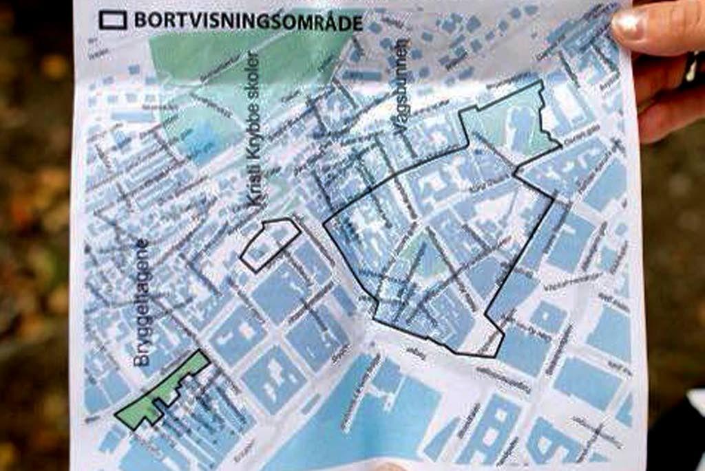 En bruker viser bortvisningskartet på gata, juni 2015. De to sonene er opprettet på bakgrunn av at det i disse områdene har foregått mye narkotikarelatert virksomhet.