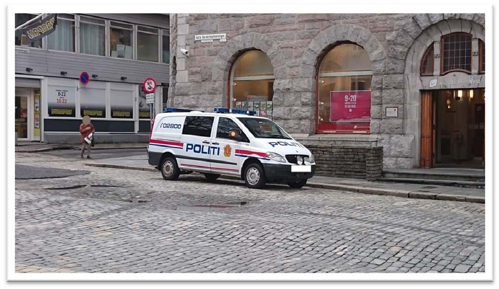 Fotograf: Johann August. Politiet «viser bil» i Vågsbunnen.
