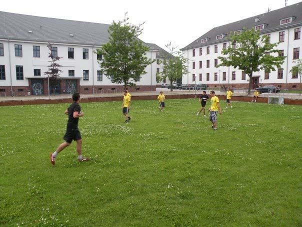 Her er det en fin atmosfære og det foregår går ulike aktiviteter som quiz osv. Skolen har også treningsfasiliteter for de som måtte ønske dette.