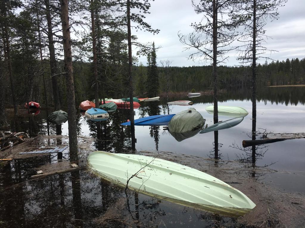 Tekst og bilder Båthavna i Eltsjøen som vanlig på denne tiden, oversvømmelse.