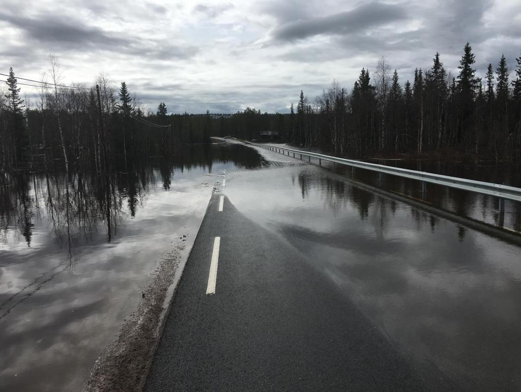 Ikke siden 1995 har det vært mer vann i Eltsjøen og Eltåa. Her er vannet på vei ned. Vannet stod godt over Sjyengbrua natten før 19.5. Isen er fremdeles bare borte på 20% av Eltsjøen.