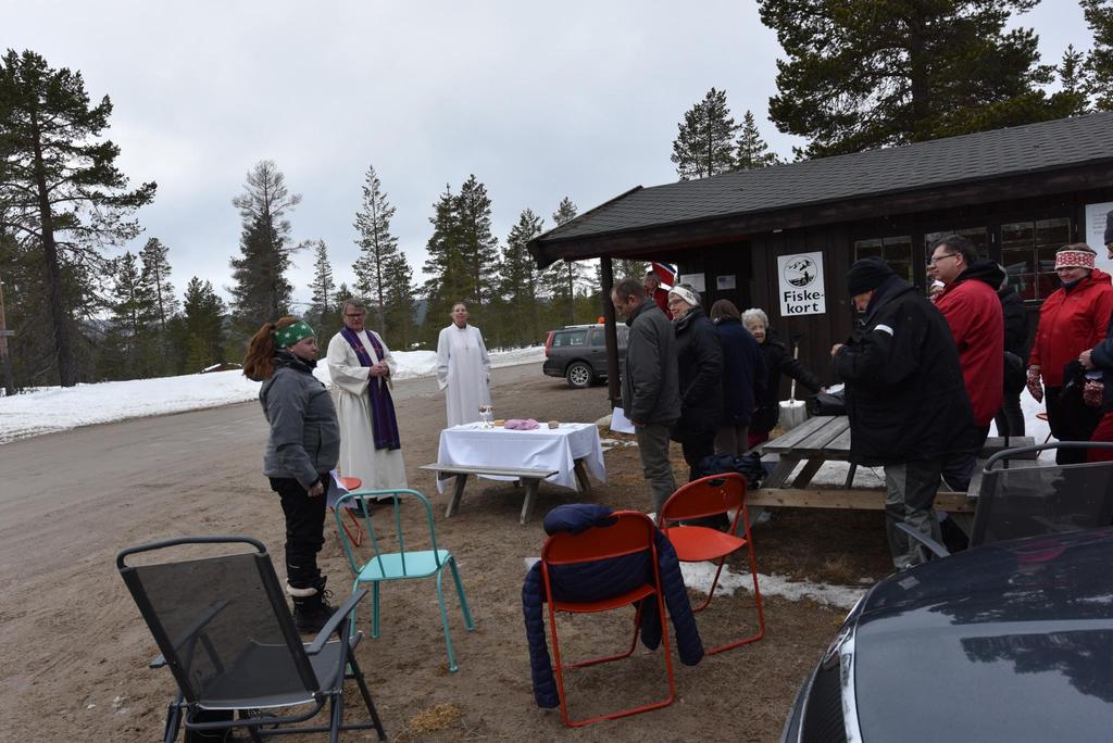 Menighetsrådet i Nordre Trysil, som hyttefeltet sokner til, avholdt gudstjeneste utenfor Embrets kiosk onsdag i påskeuken.