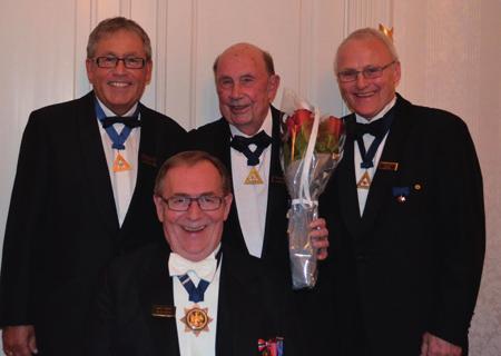 Senior Veteran Kjell Henriksen (89 år). Høytidsmøtet begynte presis og 65 embedsmenn og brødre tok imot bror Kjell til hans hedersplass for anledningen.