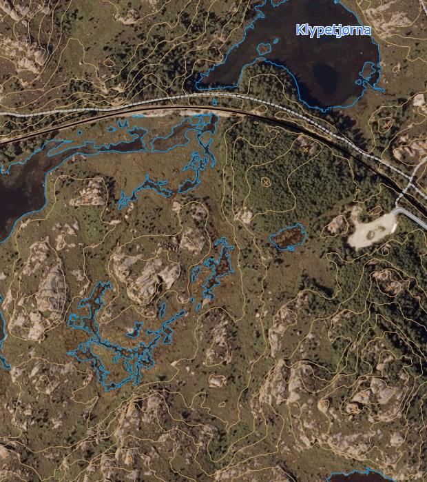 Samlet størrelse på arealet: Ca. 124 daa. Beskrivelse av området 8. Grunnforhold Åpen fastmark, myr, berggrunn m.m 9. Helningsgrad/solforhold Varierende 10. Vegetasjon Varierende 11.