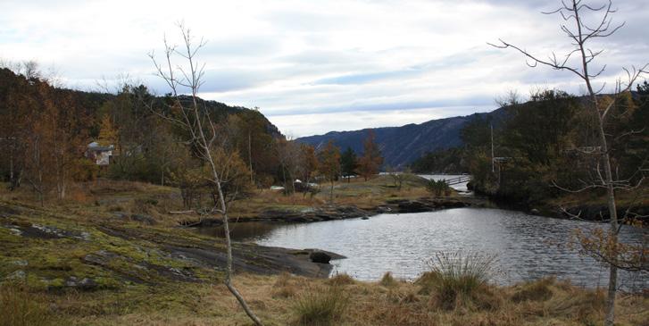 Prestegardsvegen. Følg denne ca. 500 m og ta av til venstre mot parkeringsplass. Om turen: Turen startar på grusveg frå parkeringsplassen.