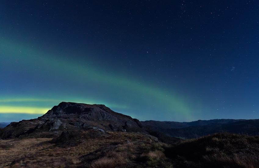 Frå Valåsen kan du gå vidare ned på motsett side av fjellet. Då endar du opp på same grusveg, i andre enden av Stemmetjødnå.