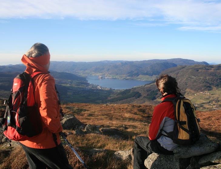 Etne, Folgefonna m.m. Stien går mot sør om Tråstølen og ned til Røde Korshytta. Følg stien/vegen som turistforeininga har merka tilbake til utgangspunktet. Terreng: Turveg, sti, myr. Avstand: Ca.