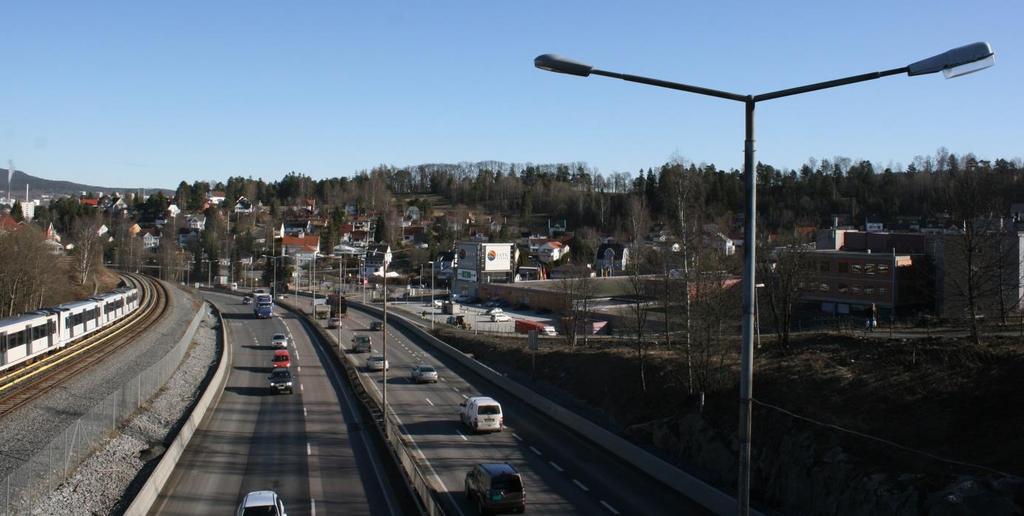 Østensjøområdet. Fra tunnelmunningen til Teisen går Ring 3 i bru over Alnaelva og jernbanen. Ved Teisen og Ulven ligger vegen lavt i terrenget med bebyggelse nær vegen på begge sider.