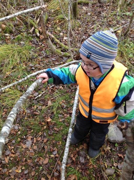 Hjerteskogen. Her har vi muligheten til å bryne oss på å gå i snøen, spenning i akebakken og vi skal lage en gapahuk. Spor av elgen håper vi også å få se utover vinteren.