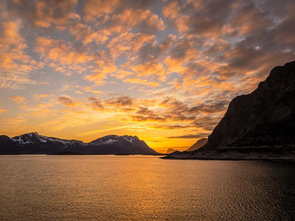 Lofoten 4. juni 2017. Foto: Henrik Prestegaard Bain/@henrikbain Månedstemperaturen for hele landet lå nær normalen.