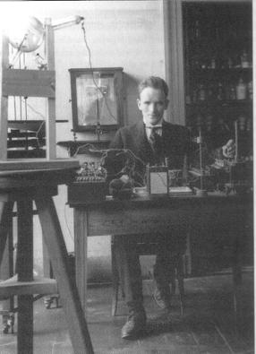 Hans krystallarbeider vakte interesse Brev fra Max Born (Göangen) 8 juni 1926 Meget ærede kollega. Deres avhandling har interessert meg meget.