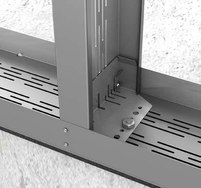 Nail Bracket monteres på stenderen både oppe og nede. Beslaget plasseres helt inntil stenderen og i den holderen for steget. Stenderen plasseres i skinnen.