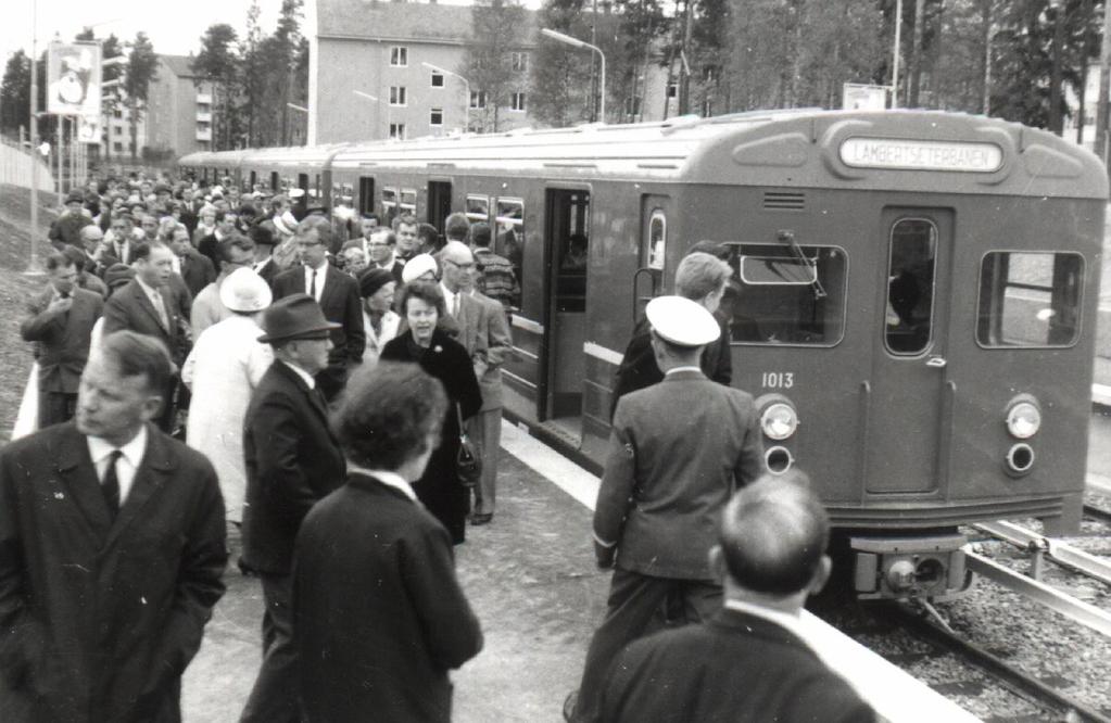 Tunnelbanen 50 år 22 mai 1966 kunne kong Olav ta plass i vogn 1018 rett etter at han hadde klipt båndet på Jernbanetorget T-banestasjon.