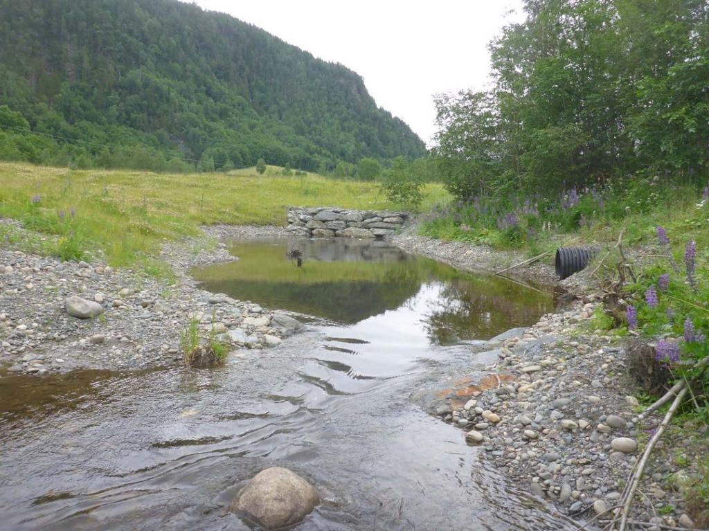 Figur 23: Dykket rør i inntaksdammen. Røret til høyre i bildet er fra et sideløp i flomløpet. 3.