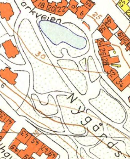 Kart og foto viser ulike utforminger av denne plassen gjennom årene. Stisystemet beholdes og det foreslås tilbakeføring av stiene på Flagghaugen som vises på historiske kart og foto.