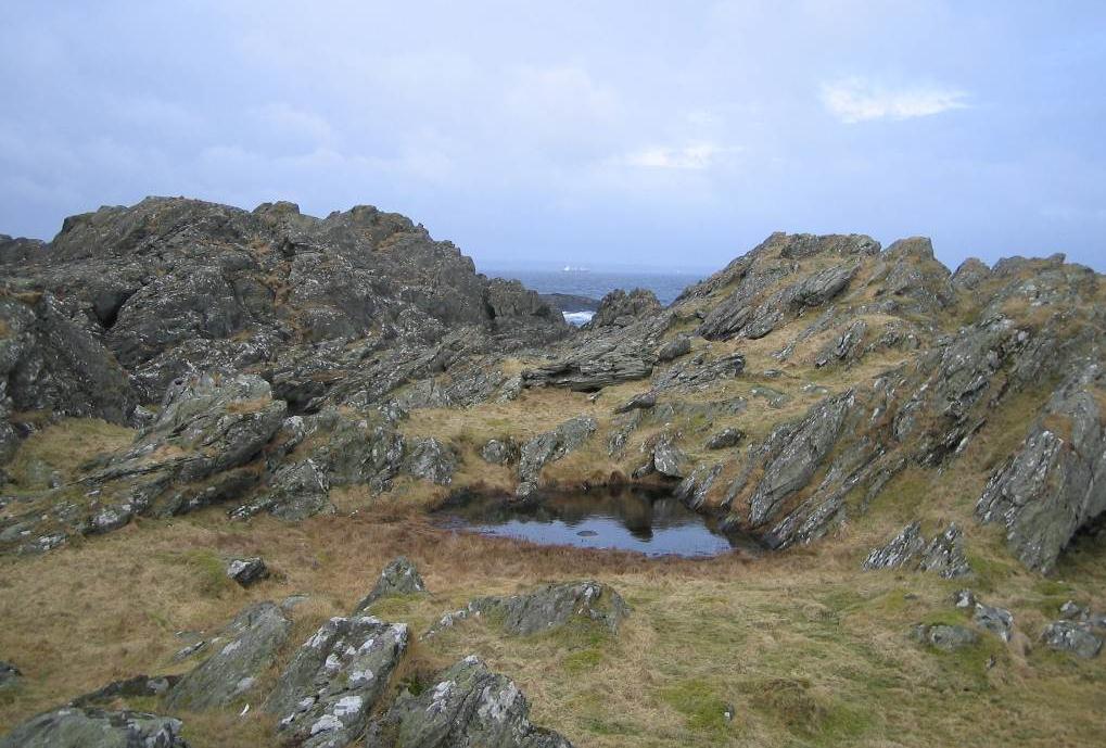 Fra turstien Håland/Ydstebø. Foto: Kvitsøy kommune. 2.2.3 De nordre og midtre bøene Den beste landsbruksjorda finner man midt på Kvitsøy på gardene Nordbø, Håland, Meling og Naustvoll.