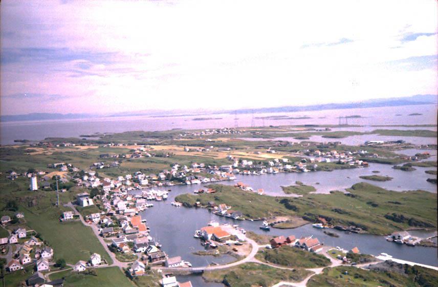 Ydstebøhavn med Grønningen og Rossøy i forgrunnen. Foto: Kvitsøy kommune.