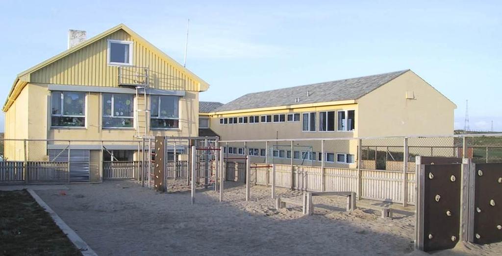 Kvitsøy skole. Foto: Kvitsøy kommune. Kvitsøy kommune eier og har ansvaret for samtlige friområder og lekeplasser i kommunen.