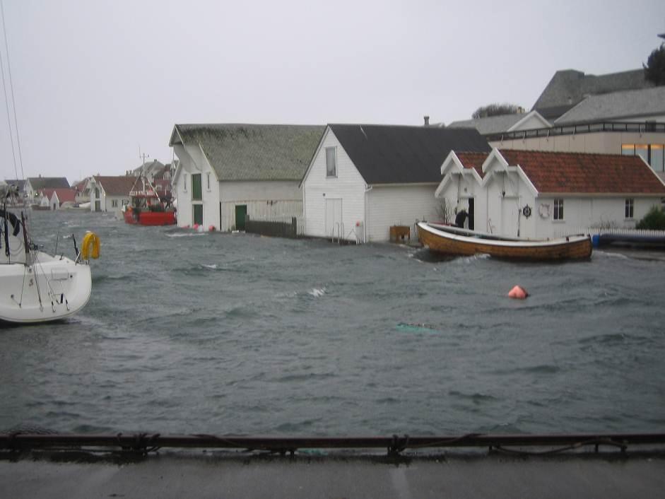 Fra Ydstebøhavn etter stormen Inga i 2005. Foto: Kvitsøy kommune. Kommunens beredskapsplan og også delplanen for akutt forurensing er nylig oppdatert.