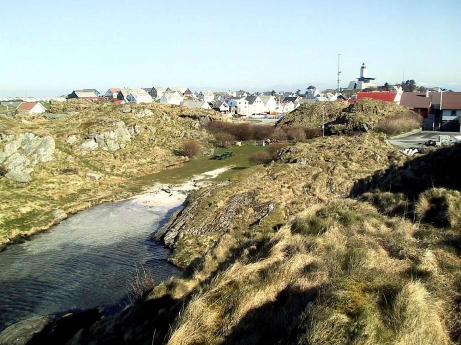 Tilknytningen og tradisjonene til sjøen er sterke på Kvitsøy, og de fleste innbyggerne har et ønske om egen båt, naust og brygge, slik generasjonene før dem har hatt.