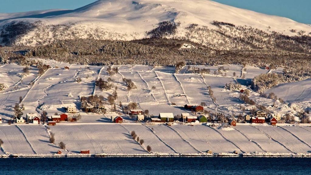 3.11 Skallan-Rå, Troms Skallan-Rå, Kvæfjord kommune, Troms Landskapstype Fjordlandskap med intakt teigstruktur Landskapsregion Jordbruksregion Areal 32 Fjordbygdene i Nordland og Troms 8 Fjordbygdene