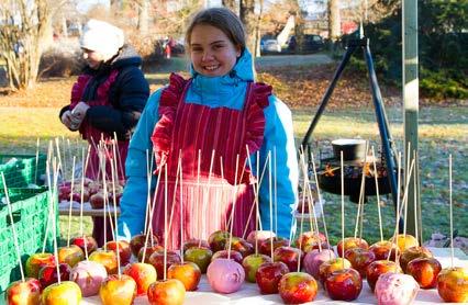 MØTESTEDET Julemarkedet i Brekkeparken fikk besøk av rundt 4.000 gjester og Karianne solgte mange glasserte epler.