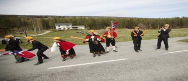 Sponsorcaravane Folkefesten langs løypene gir