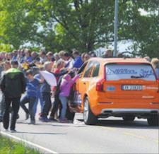 sponsorcaravane som går i forkant av rittet.