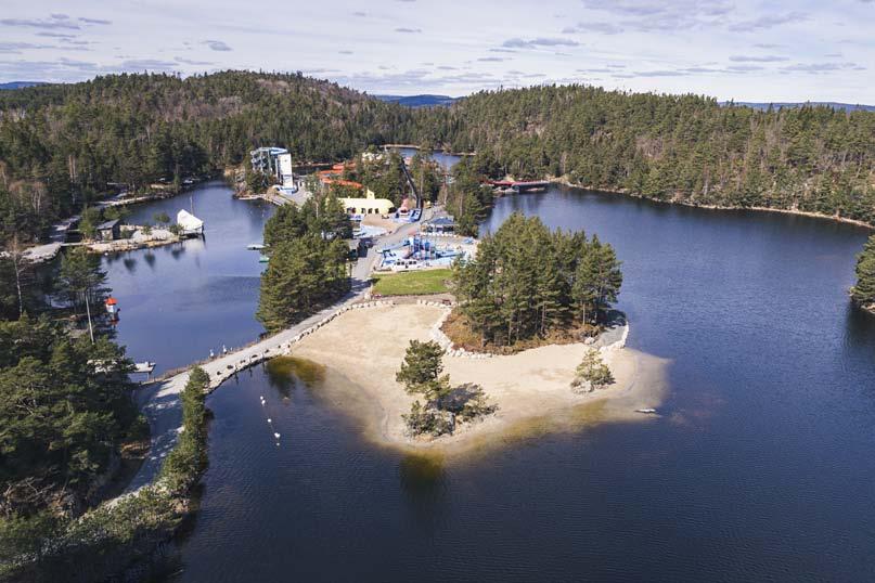 sesongen. Stranda - en deilig sydenstrand med flust av solstoler.