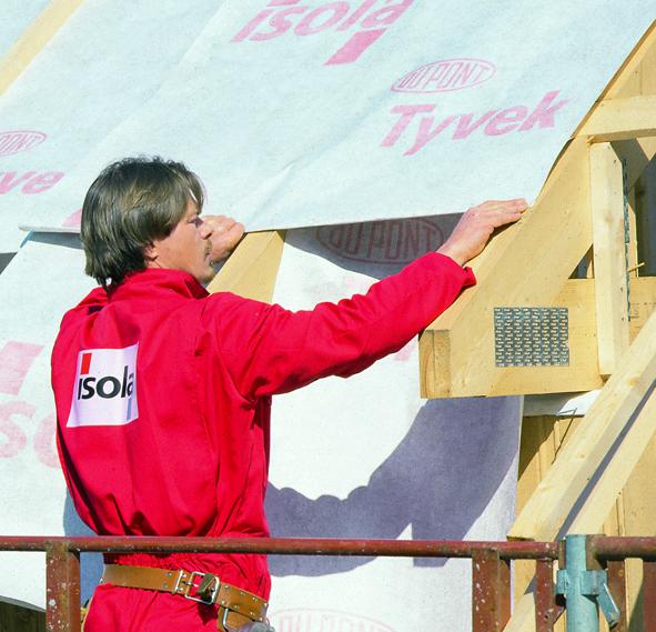 Ved takutstikk over 400 mm må Isola Undertak eller annet «dødt» materiale benyttes for å unngå fare for blafrelyd. Dette legges inn i brett og stiftes fast med pappstift. Alt.