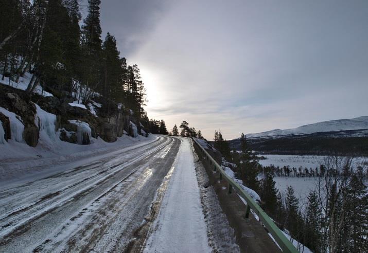 (Foto: Werner Harstad, Statens vegvesen) Tørr sand på is eller snøføre: