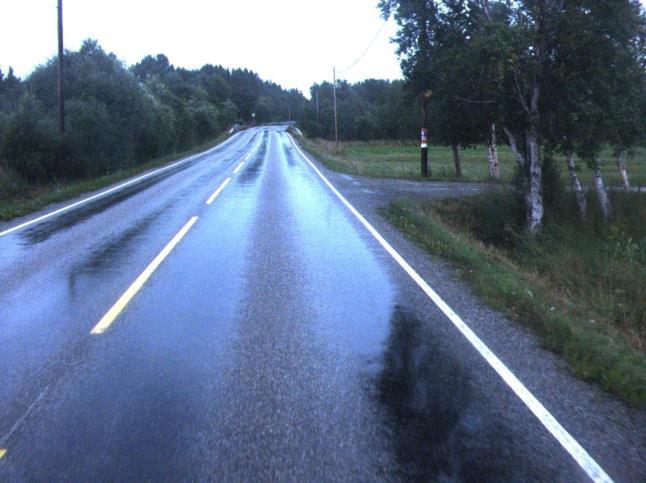 Utover våren og sommeren vil dette bildet forandre seg, og vi får en gradvis polering av trafikken i hjulsporene. Figur 12.28 Eksempel på dekke hvor det er betydelig glattere i spor enn mellom spor.