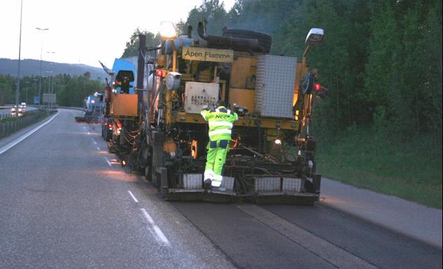 Det er vanlig å legge en liten overhøyde i sporene. Dette kan gjøres ved å benytte brukket screed eller «måkevingescreed».