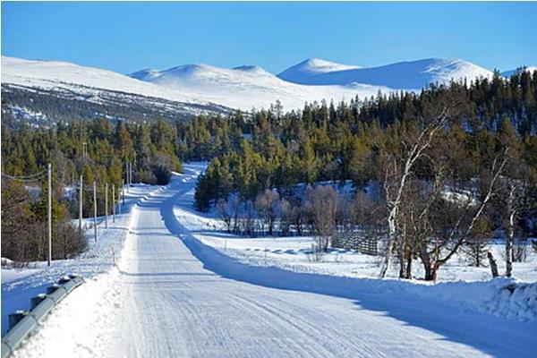 Vinterdriftsklasse DkC Veger i vinterdriftsklasse DkC skal i noen tilfeller saltes slik at ferdselsarealet holdes bart. I andre tilfeller kan disse vegene ligge med snø- og isdekke.