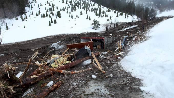 og Finnmark. Sørpeskredene oppstår ofte tidlig om vinteren i kyst og fjordstrøk, mens i fjellet og områder lengst nord utløses de vanligvis om våren.