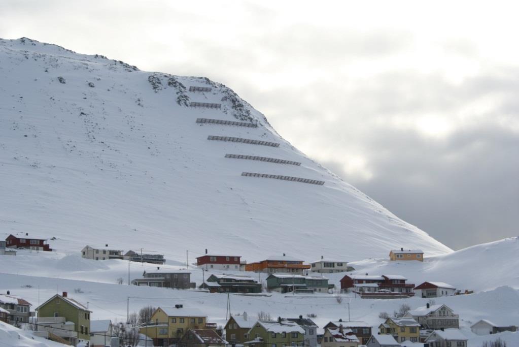 Figur 22.8 Støtteforbygninger som både sikrer boligområde og en veg i Honningsvåg. I slike tilfeller kan det være kostnadseffektivt å bruke støtteforbygninger som sikringstiltak.