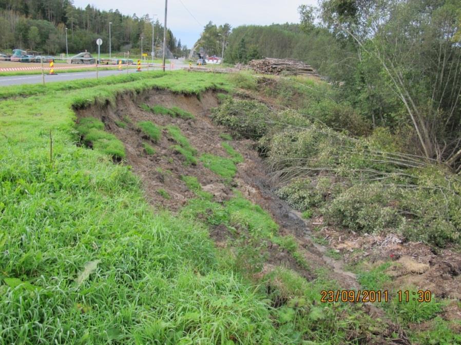 22.4.3.1 Nærmere beskrivelse av jord- og flomskred Jordskred Jordskred utløses normalt i terreng som er brattere enn 25-30 grader, og der det finnes løsmasser som kan gli ut.