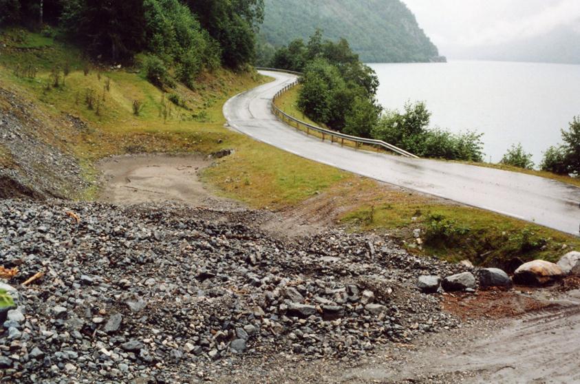 Figur 22.21 Sedimentasjonsbasseng på innsiden av vegen. På siden av hovedskredløpet er det utformet en alternativ drensveg. Fv. 192 Eikesdalen, Møre og Romsdal.