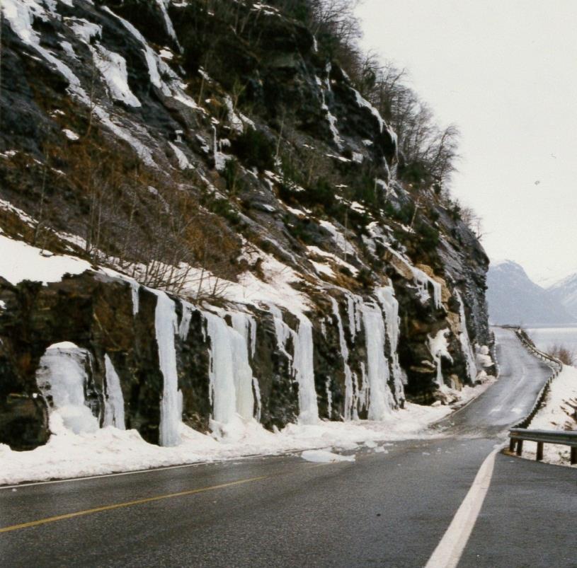 Figur 22.22 Isnedfall på veg. Fv. 572 Bruravik, Hordaland. (Foto: Harald Norem) Nedfallet av is skjer vanligvis i mildværsperioder eller om våren når isen i skjæringene begynner å smelte.