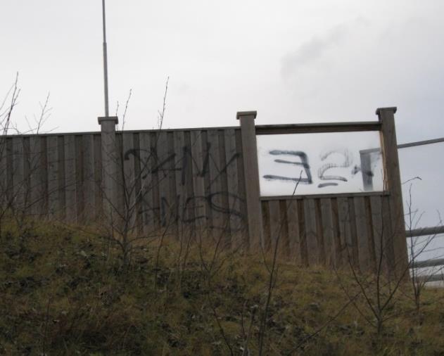 Justerbart innfesting til fundamentet gjør det lettere å rette opp skjevheter uten å demontere skjermene, se figuren under til høyre.