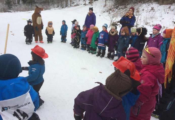 Hva har vi gjort i februar og mars? Karneval I år ble karnevalet holdt ute, med og uten ski på beina. Det var mange stolte barn som viste seg frem med hodeplagg og ansiktsmaling.