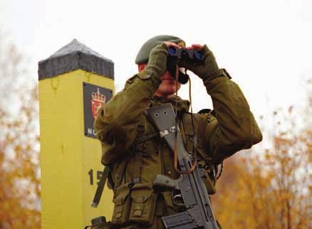 Soldat fra Garnisonen i Sør-Varanger vokter grensen og viser militær tilstedeværelse. (Foto:FRM). 1.2 Landmilitære oppgaver Fysisk kontroll med territorium har alltid vært sentralt i konflikt og krig.