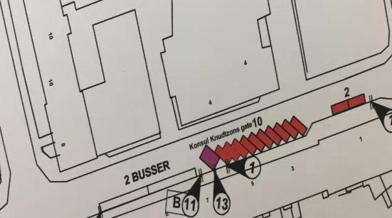 FIGUR 6 Foreslått plassering av ny parkeringsplass for forflytningshemmede vist med rødt. 2.