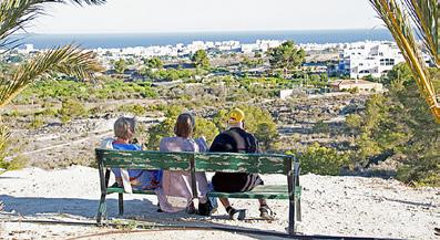 Utsikt over Middelhavet. Nedturer og oppturer Fra åpningen i 1972 frem til 1975 var Solgården godt besøkt, og økonomien var god. Men tilbakeslaget kom i september 1975.