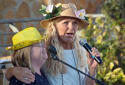 Marianne Moe Sbertoli er ansvarlig for det rikholdige kulturelle tilbudet ved Solgården. gjestene lar pytonslange krype rundt halsen.