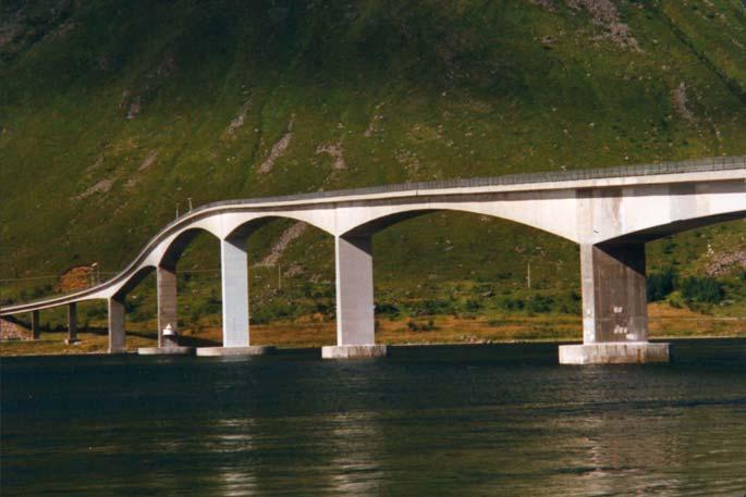 Gimsøystraumen bru - fakta Bygget mellom 1979 and 1981 Ligger i Lofoten 840 m lang, 9 spenn, lengste spenn 148 m, største høyde 36m Stor spes.